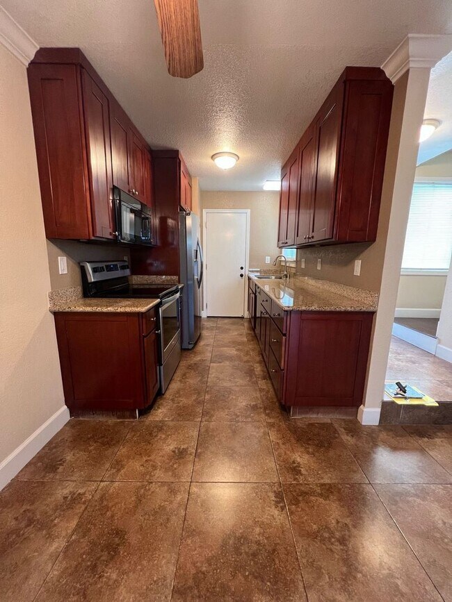 Building Photo - 2 Bedroom / 1 Bathroom Townhome in Bay Point