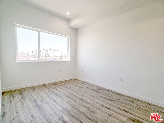 Building Photo - 1229 S Kingsley Dr