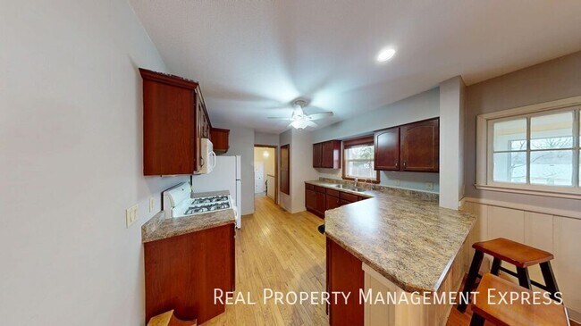 Building Photo - 2418 S Glendale Ave