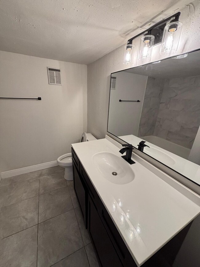 Building Photo - 1964 Lake Atriums Cir