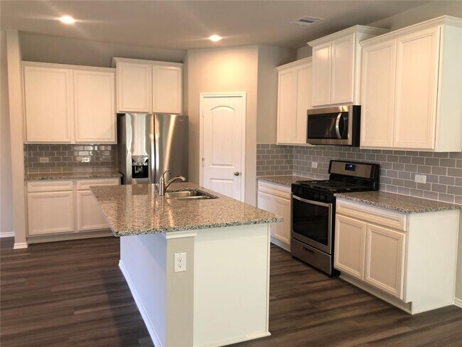 Building Photo - Fabulous home in a beautiful GATED MASTER PLANNED COMMUNITY