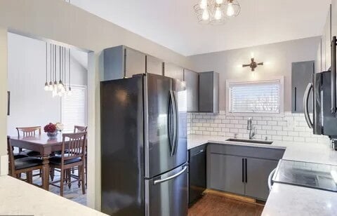 Building Photo - Chic Urban Living: Spacious 2-Bed Townhouse with Fireplace & Hardwood Floors on Kenwood Isles Drive!