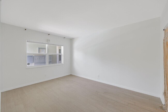 Building Photo - 609 NE 13th Ave