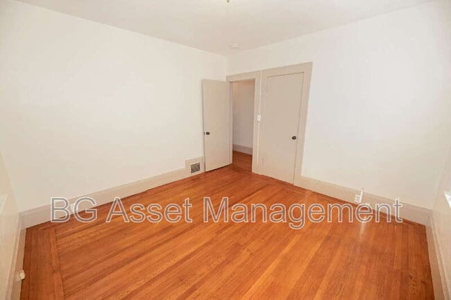 Building Photo - 3808 Lakeshore Ave