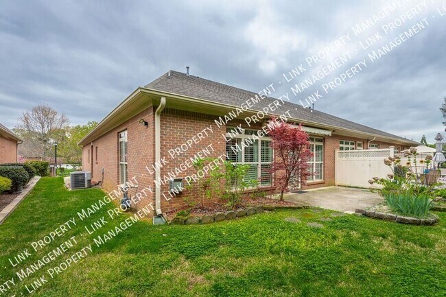 Building Photo - Beautiful large 1800 sf 3/2 for $2000 Townhome in Hixson with a garage and attic storage!