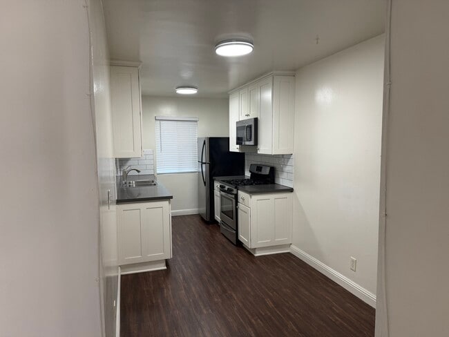 Building Photo - Camarillo Apartments