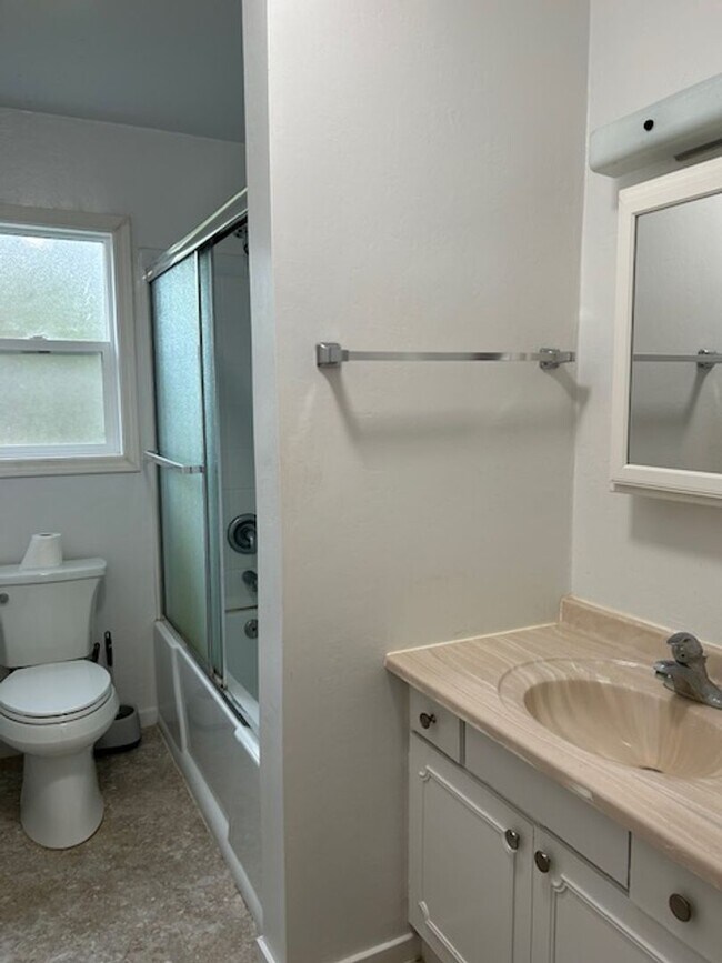 Building Photo - Charming Country Home in Petaluma – 4 Bed, 2 Bath | Available December 1st