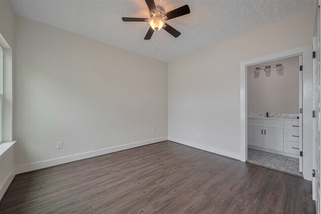 Building Photo - 2206 Hoskins Dr