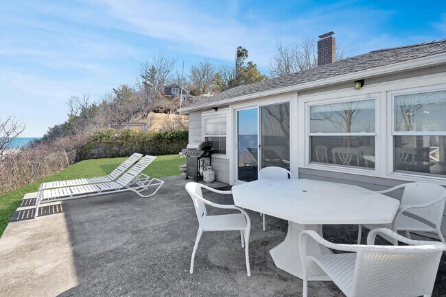 Building Photo - 7 Oak St