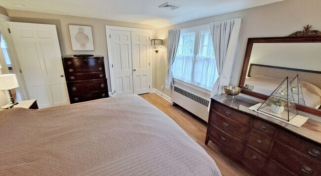 Building Photo - Fully Furnished 4 Bed / 1-1/2 Bath Single Family Home w/2 Car Garage