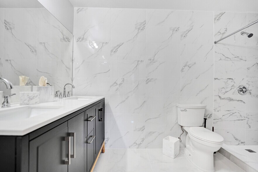 Building Photo - 270 Captains Walk