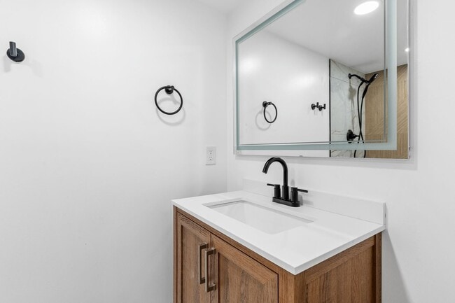 Building Photo - 2 Bed 1 Bath House