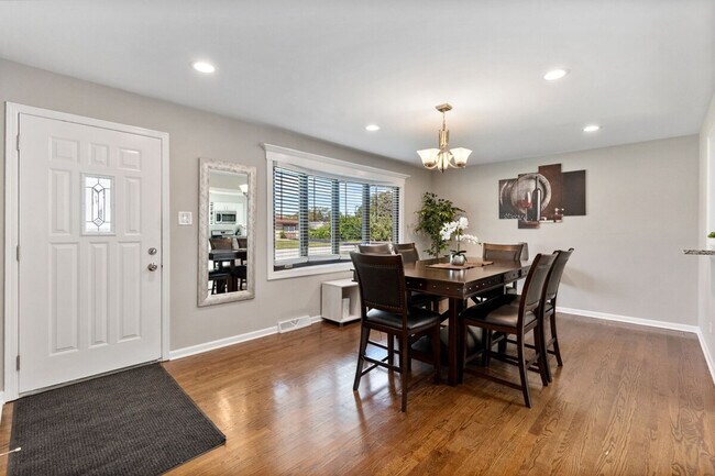 Building Photo - 6815 W 87th St