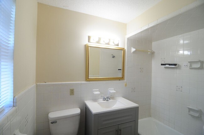 Building Photo - Upper Floor Condo, Great Area