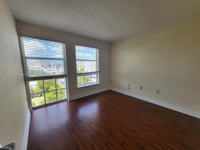 Building Photo - 2 br, 2 bath Condo - 2351 Douglas Rd Apt 707