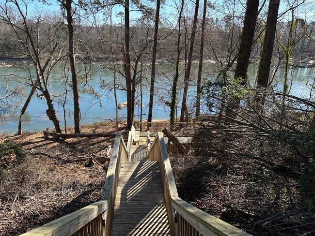 Building Photo - Great Location with a River View!