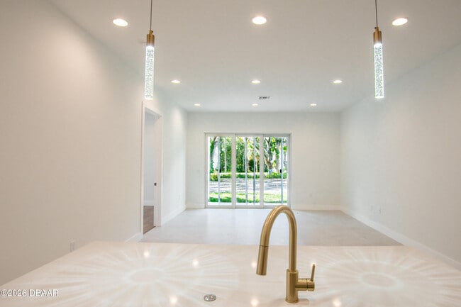 Building Photo - 618 N Duss St