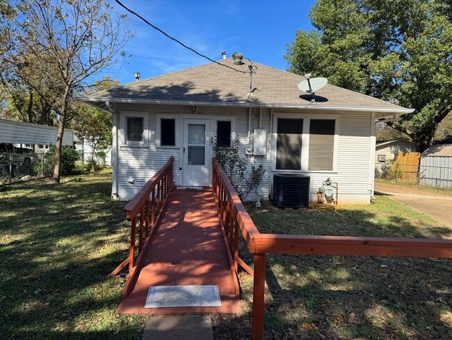 Building Photo - Adorable Cleburne Cottage