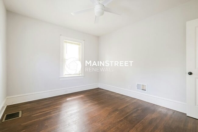 Building Photo - 3 Bedroom Pet-Friendly Home in Atlanta, GA with Main Street Renewal