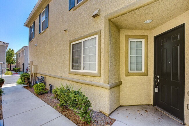 Building Photo - 3909 Sweet Pine St