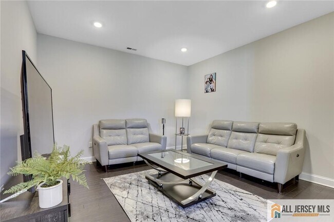 Building Photo - 1 Lafayette Wy