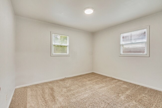 Building Photo - 35 E 600 N