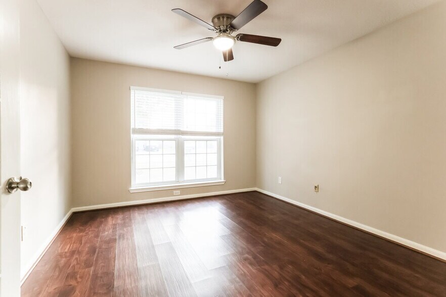 Building Photo - 28906 Loddington St