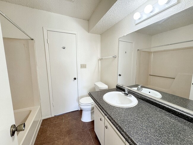 Building Photo - Bright & Stylish 2-Bedroom Retreat in a Prime Arlington Location