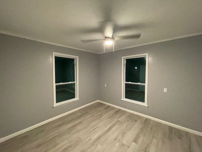 Building Photo - 3 bedrooms 2 baths - Only $1500 Per Month