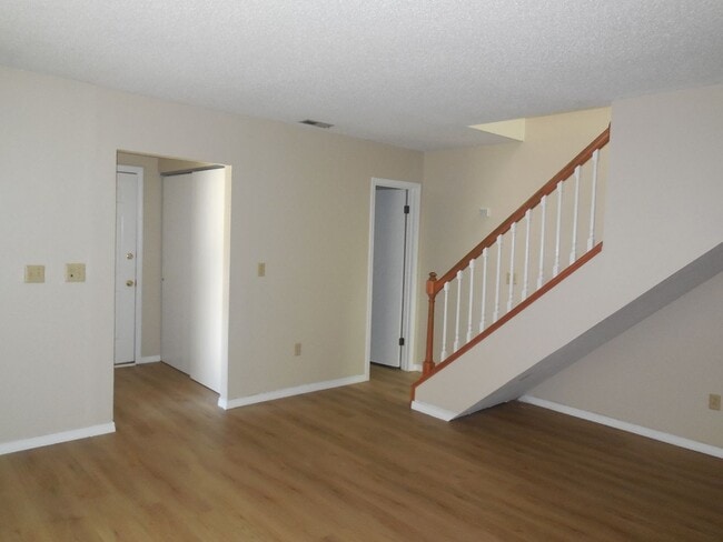 Building Photo - 2 Bedroom 1.5 Bath Townhouse with Fireplac...