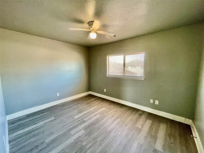 Building Photo - 6103 Settlers Square Ln