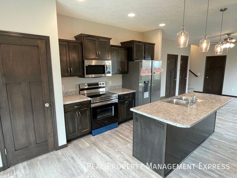 Building Photo - 3 Bed 2.5 Bath Townhome in West Sioux Falls