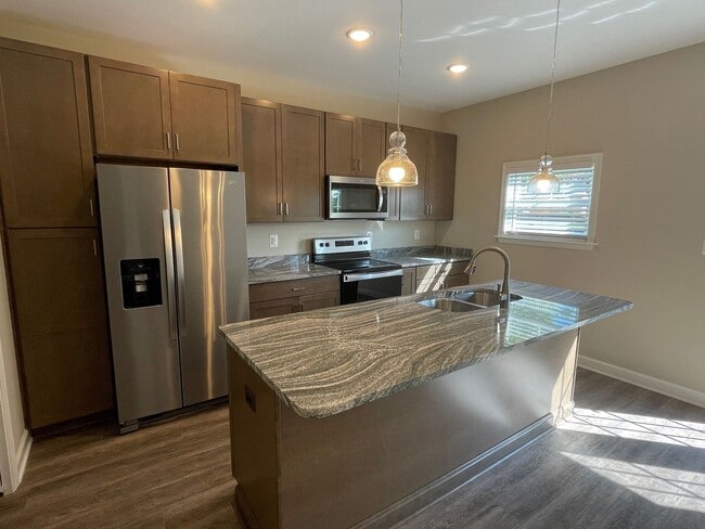 Building Photo - Spacious Luxury Townhome! Outstanding Location!