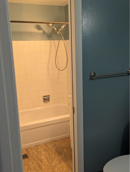 Building Photo - 1530 Chester Square