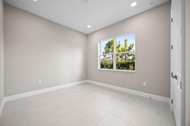 Building Photo - 5741 Beechnut Dr