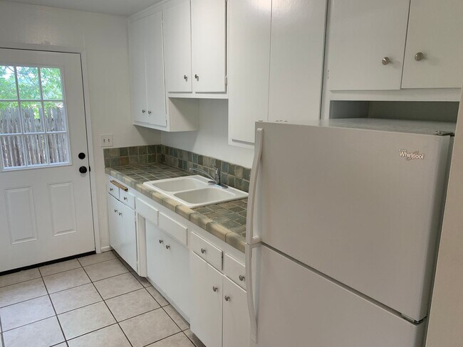 Building Photo - End Unit 2 bedroom, 2 bath Townhouse