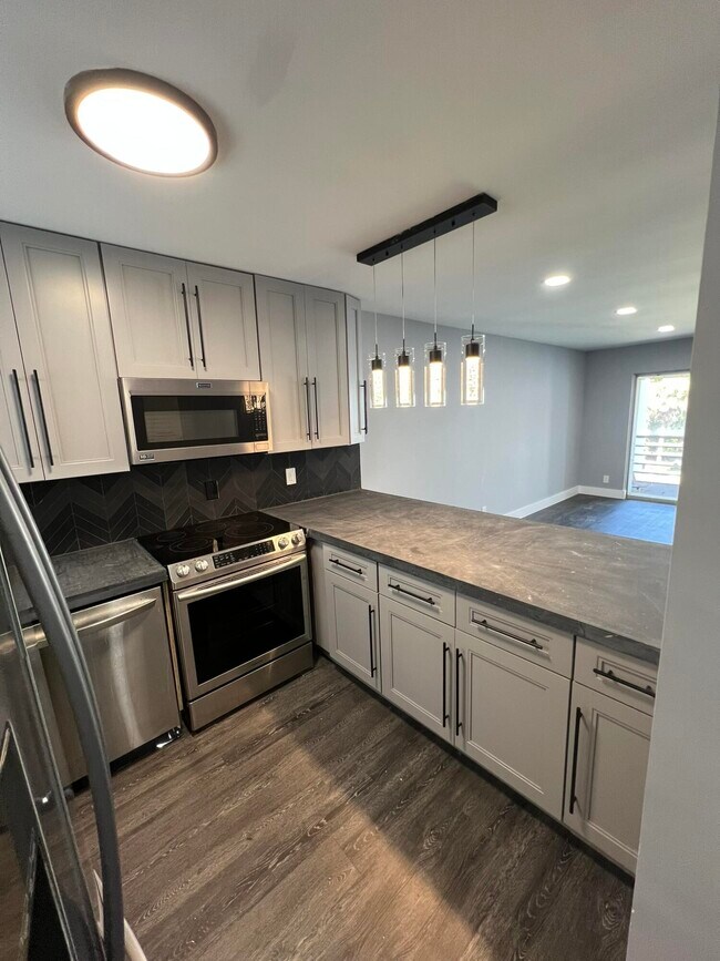 Building Photo - 1630 Embassy Dr