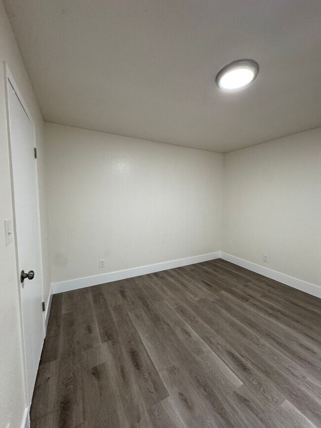 Building Photo - Downstairs 2 bed, 1 bath newly remolded unit rent ready!!