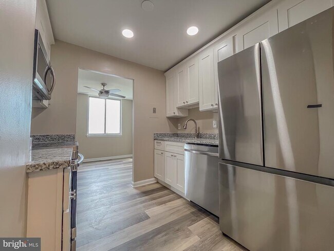 Building Photo - 3245 Rio Dr