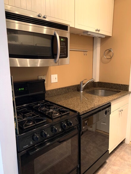 Kitchen - 9 Hawthorne Pl