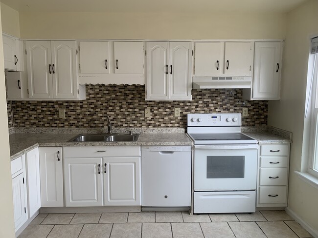 Kitchen - 5357 Grand Lake Cres