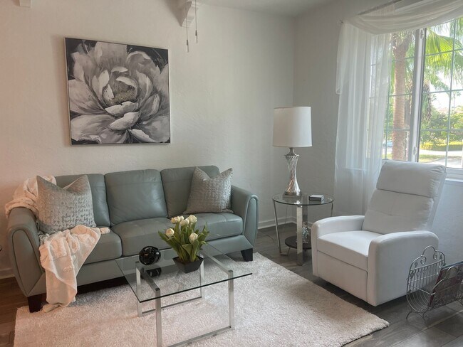 Building Photo - NEW PRICE on Adorable 1BR/1BA Condo in Downtown Venice