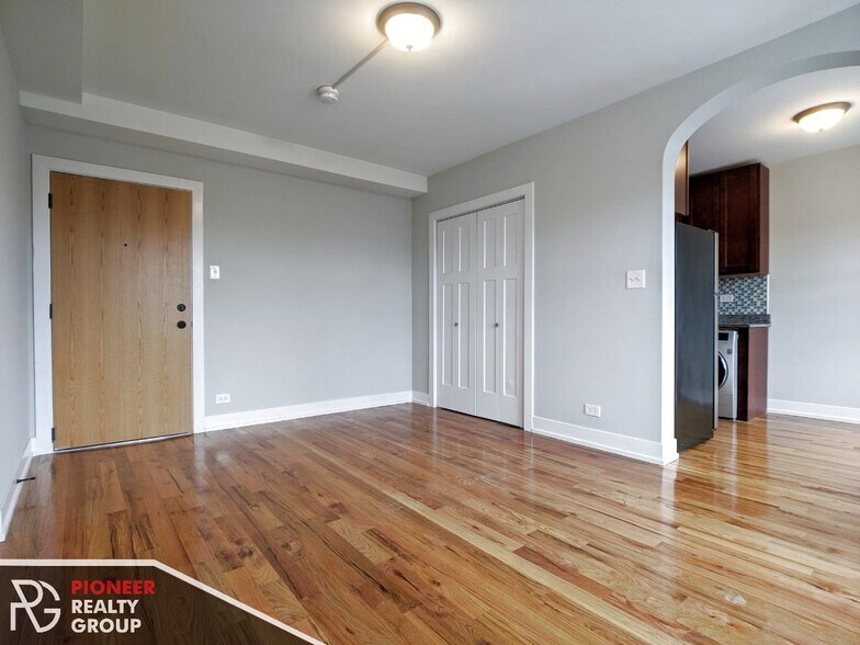 Building Photo - 560 W Arlington