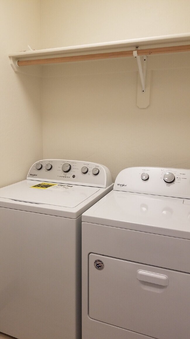 Building Photo - Beautiful 2 bed/2 bath with washer/dryer