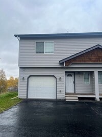 Building Photo - Remodeled Townhouse with Garage