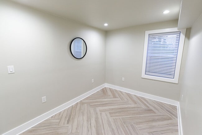 Building Photo - Beautifully Updated 4 Bed/3.5 Bath Row-Hom...