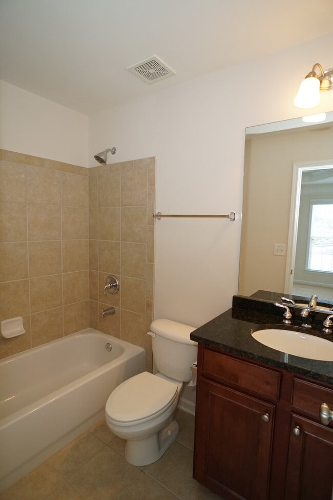 Building Photo - Wonderful 3 Bed  3.5 Bath Townhome in Vinings!