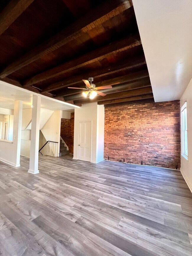 Building Photo - 253 N Mulberry St