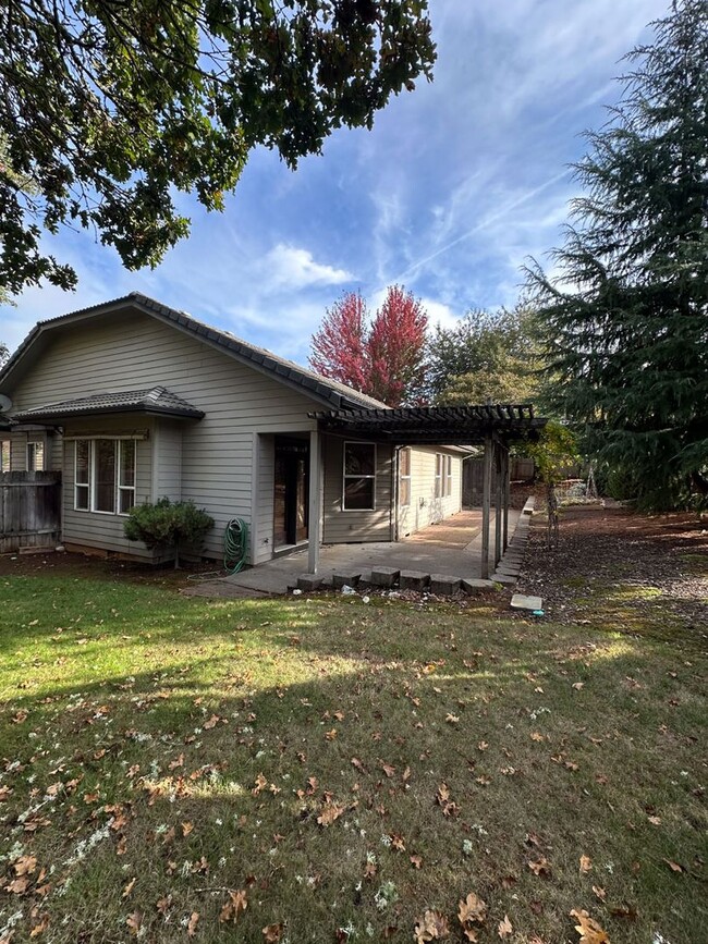 Building Photo - Spacious Single Level Home on a Cul-de-sac