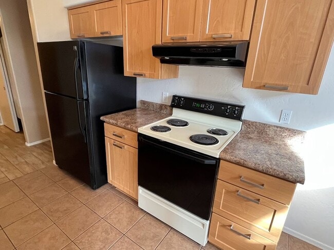 Building Photo - 2 BEDROOM PLUS DEN NEAR ARROWHEAD SHOPS